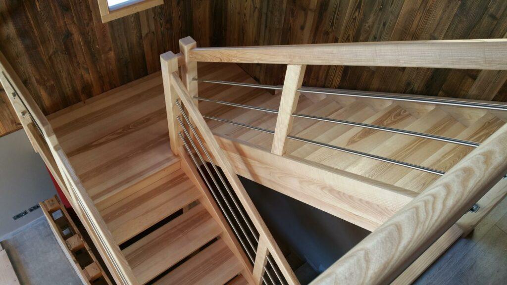 Escalier en menuiserie bois avec barre métallique
