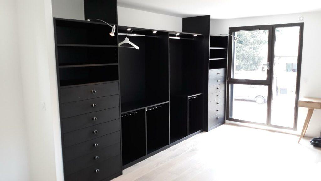 Penderie / armoire en menuiserie bois noir