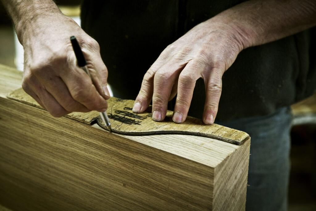 Menuisier travaillant le bois