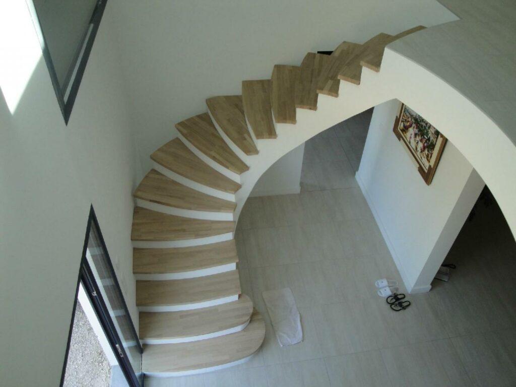 Escaliers en bois vu du dessus